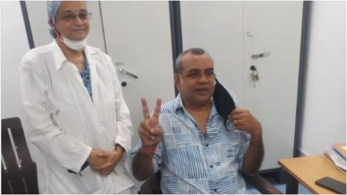 Paresh Rawal takes first dose of Corona vaccine, thanks PM Modi with Victory Sign | परेश रावल ने लिय- India TV Hindi