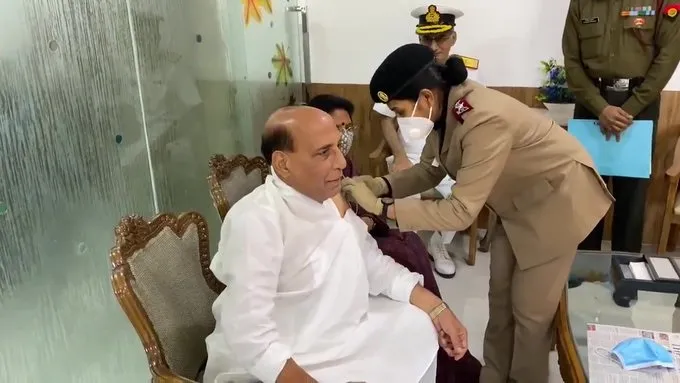 Rajnath Singh administered first dose of COVID-19 vaccine- India TV Hindi