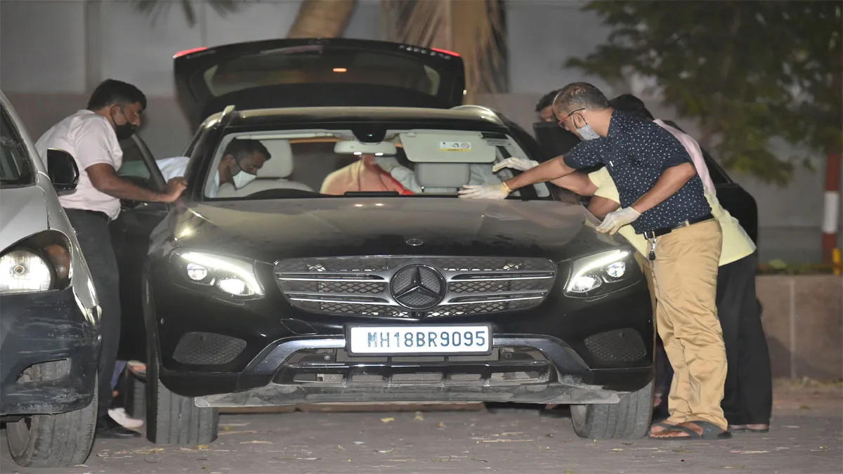 Mumbai: NIA officers investigate Sachin Vaze's Mercedes car...- India TV Hindi