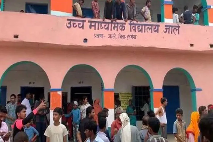 बिहार: स्कूल के गेट में...- India TV Hindi