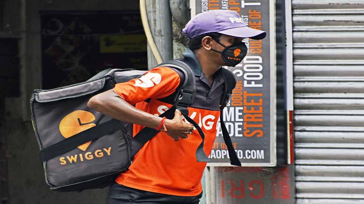 Swiggy to cover entire vaccination cost for over 2 lakh delivery partners | Swiggy अपने 2 लाख डिलीवरी पार्टनर्स को टीका लगवाने के लिए उठाएगी पूरा खर्च, पे लॉस के लिए भी