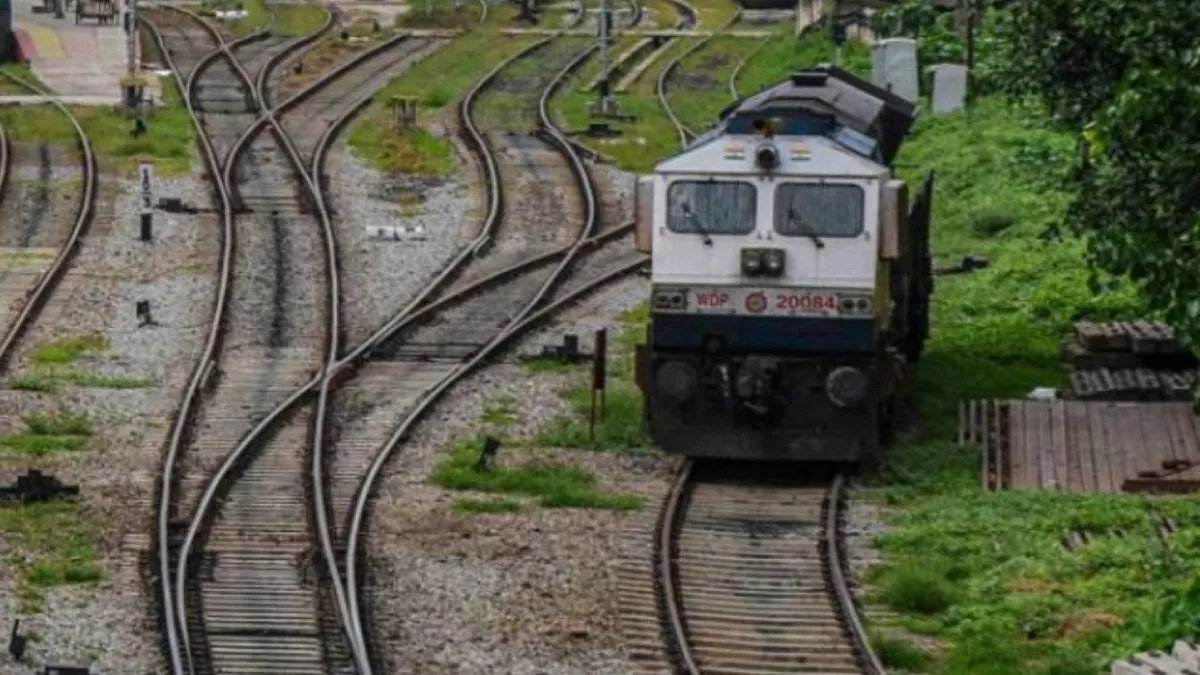पटरी पर दौड़ती एक्सप्रेस ट्रेन दो हिस्‍सों में टूटी, बोगी छोड़कर 2km आगे चला गया इंजन- India TV Hindi