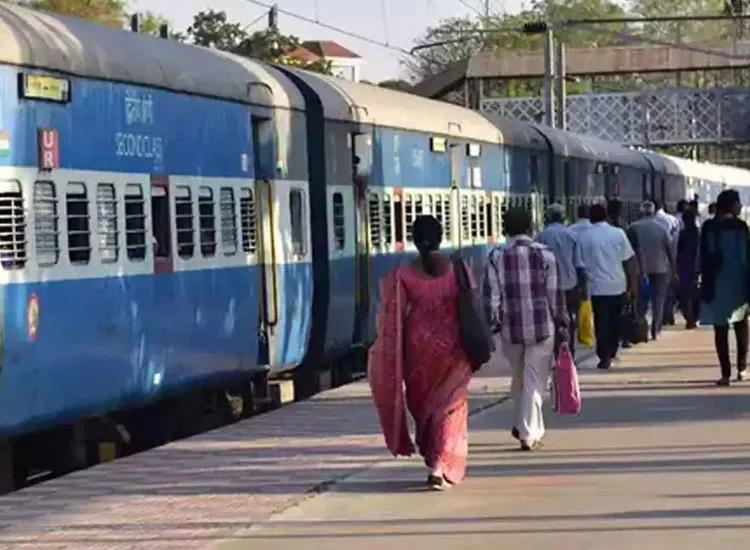 रेल सेवाओं पर पड़ा...- India TV Hindi