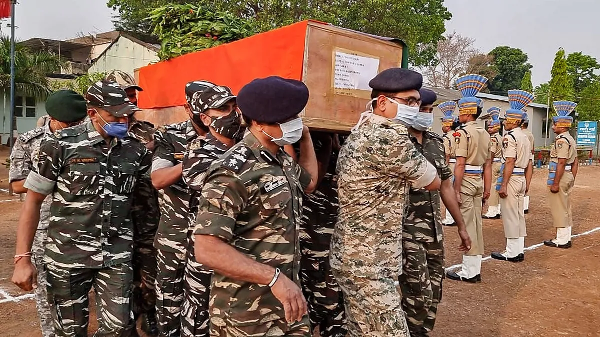 CRPF personnel carry the coffin of a paramilitary soldier who lost his life in an encounter with Mao- India TV Hindi