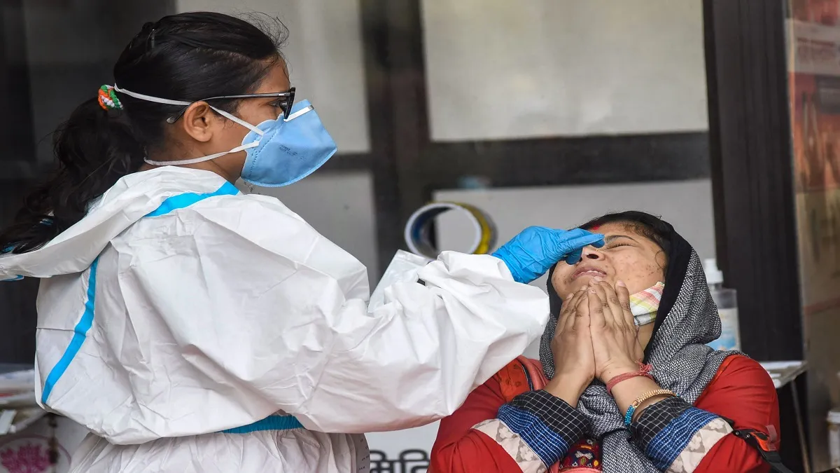 coronavirus cases in india today active cases crosses 11 lakh mark कोरोना की दूसरी लहर ने मचाया 'हाह- India TV Hindi