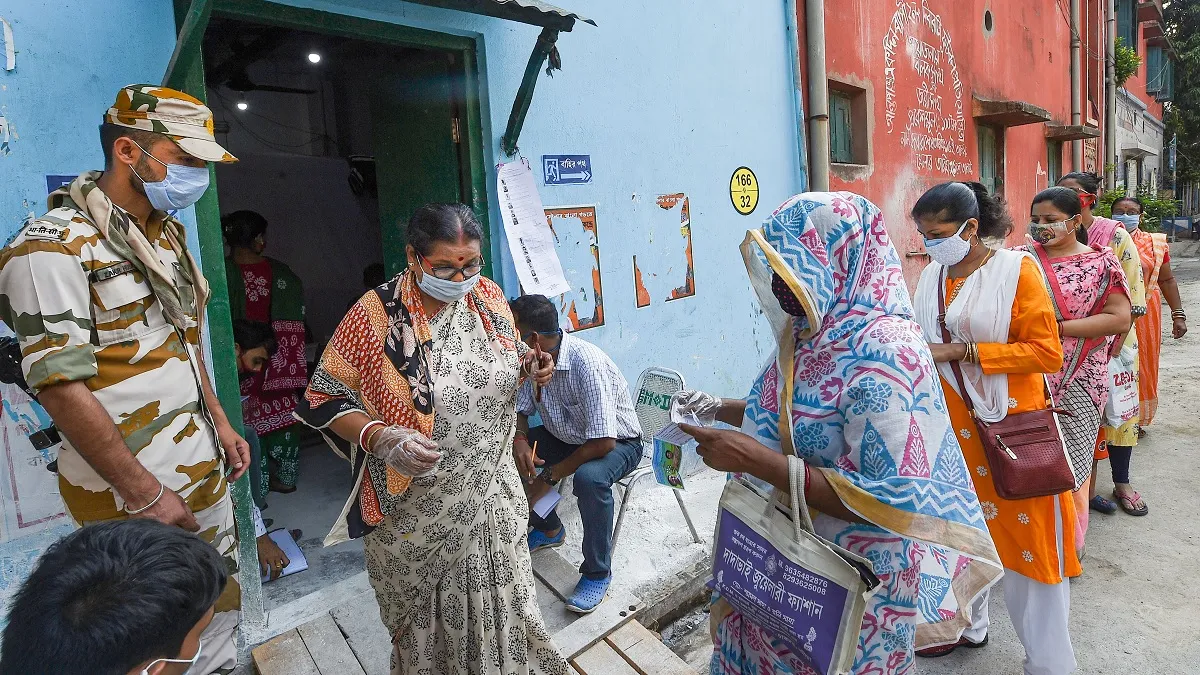 पश्चिम बंगाल विधानसभा चुनाव : मतदान  के बीच मध्य कोलकाता में देसी बम फेंके गये - India TV Hindi