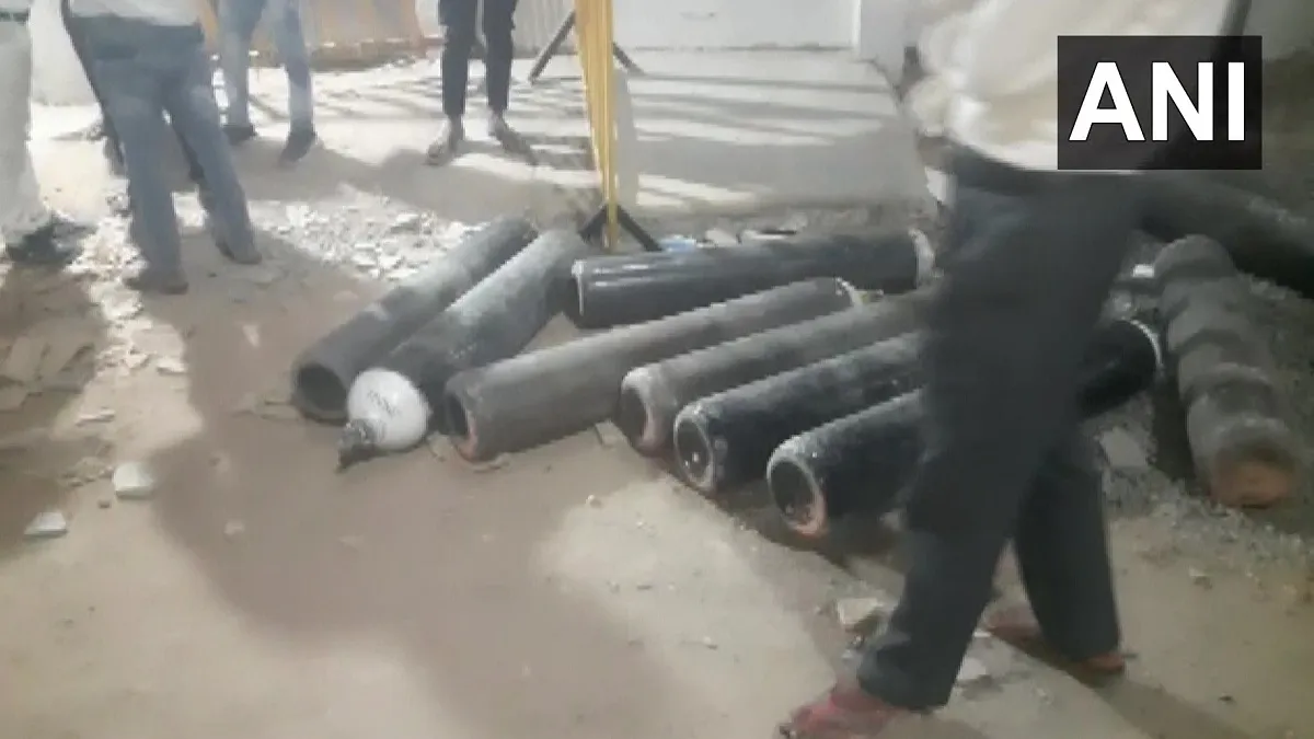 Oxygen cylinders looted in Damoh District Hospital Oxygen cylinders आते ही लूट ले गए लोग, दमोह के अस- India TV Hindi