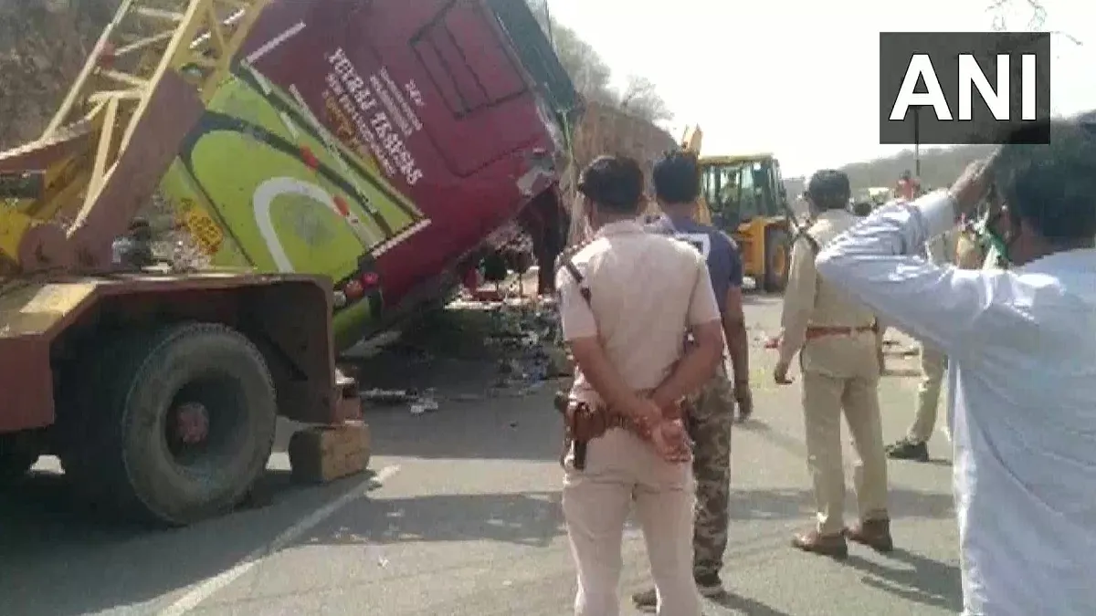 gwalior bus accident Delhi to Tikamgarh migrant labourers died दर्दनाक हादसा: प्रवासी मजदूरों को लेक- India TV Hindi