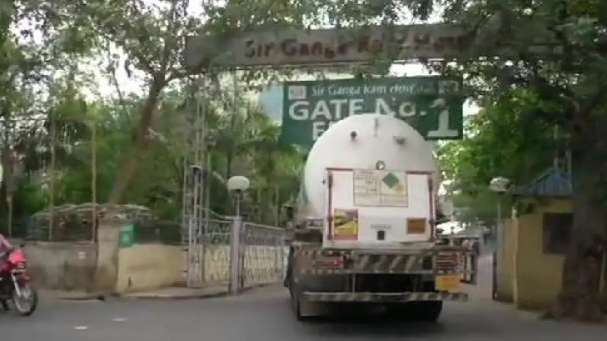 दिल्ली के सर गंगाराम अस्पताल को दो टन लिक्विड ऑक्सीजन मिली - India TV Hindi