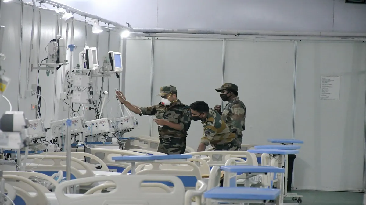 दिल्ली में वेंटिलेटर युक्त ICU बेड खत्म होने की कगार पर, सिर्फ 11 बेड बचे- India TV Hindi