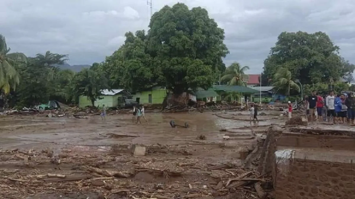 इंडोनेशिया में भूस्खलन, बाढ़ की घटनाओं में मृतकों की संख्या बढ़ कर 140 हुई, दर्जनों लापता - India TV Hindi