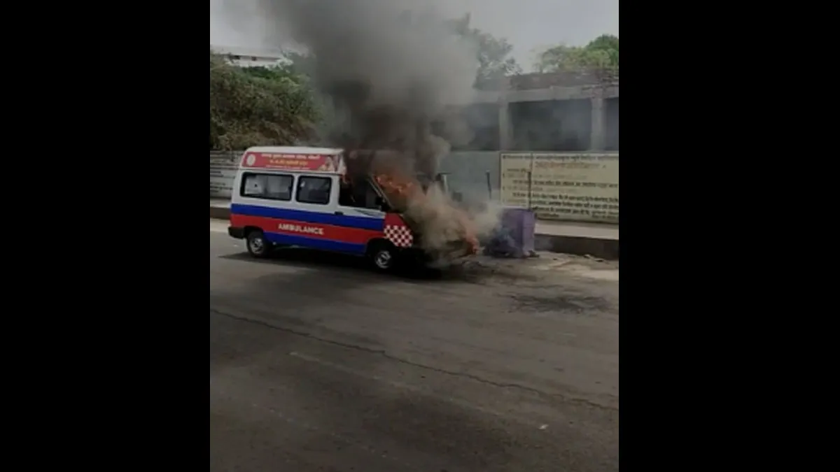 अमरावती: मरीज को लेकर जा रही कोविड एम्बुलेंस में लगी आग, चालक की सतर्कता से बड़ा हादसा टला- India TV Hindi