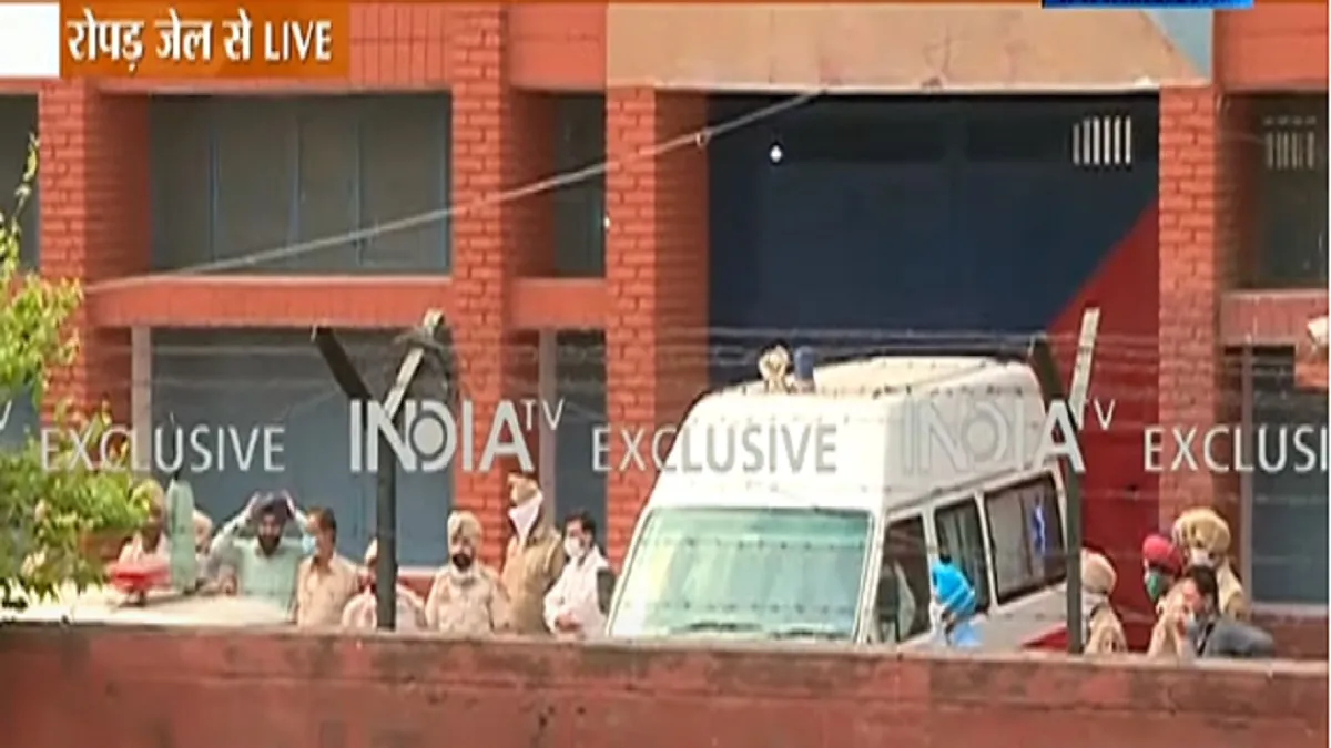mukhtar ansari ambulance roopnagar jail uttar pradesh police मुख्तार अंसारी को एंबुलेंस में बैठाकर र- India TV Hindi