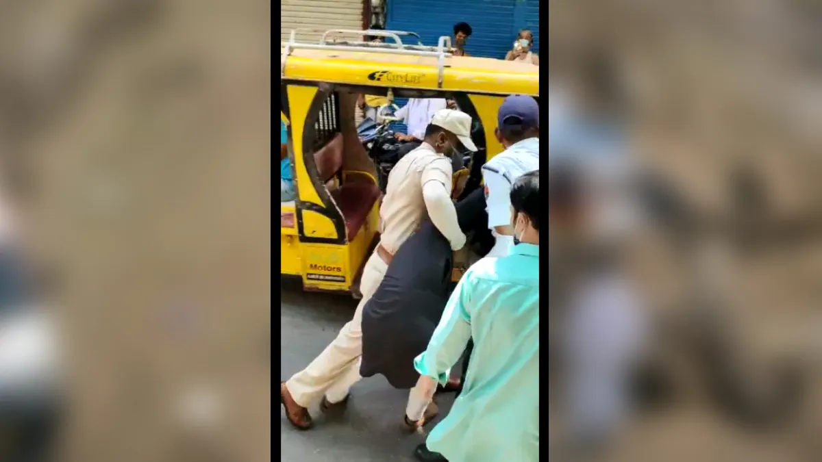 वीकेंड कर्फ्यू की पालना करा रहे पुलिसकर्मी पर हमला, सिर में आई चोट- India TV Hindi