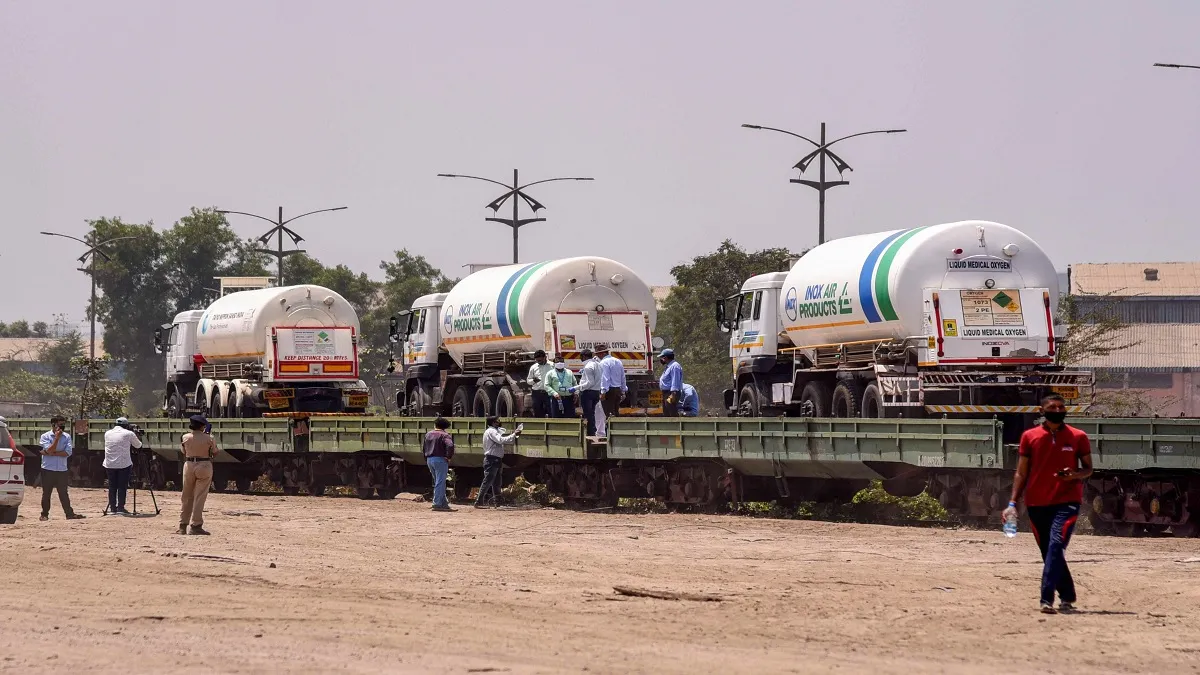 बोकारो से 30 हजार लीटर ऑक्सीजन लेकर लखनऊ पहुंची रेलवे की ऑक्सीजन एक्सप्रेस- India TV Hindi