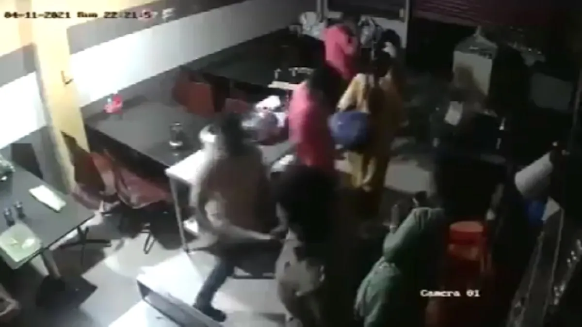 Video: होटल में खाना खा रहे थे लोग, पुलिस वाला पहुंचा और शुरू कर दी पिटाई, शिकायत दर्ज- India TV Hindi