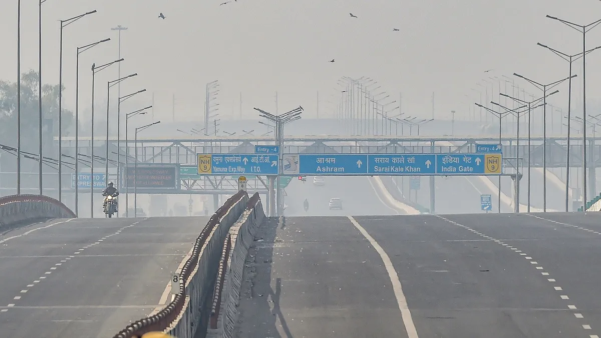 Delhi Meerut Expressway When Nitin Gadkari showed dissatisfaction over road side services दिल्ली-मेर- India TV Hindi
