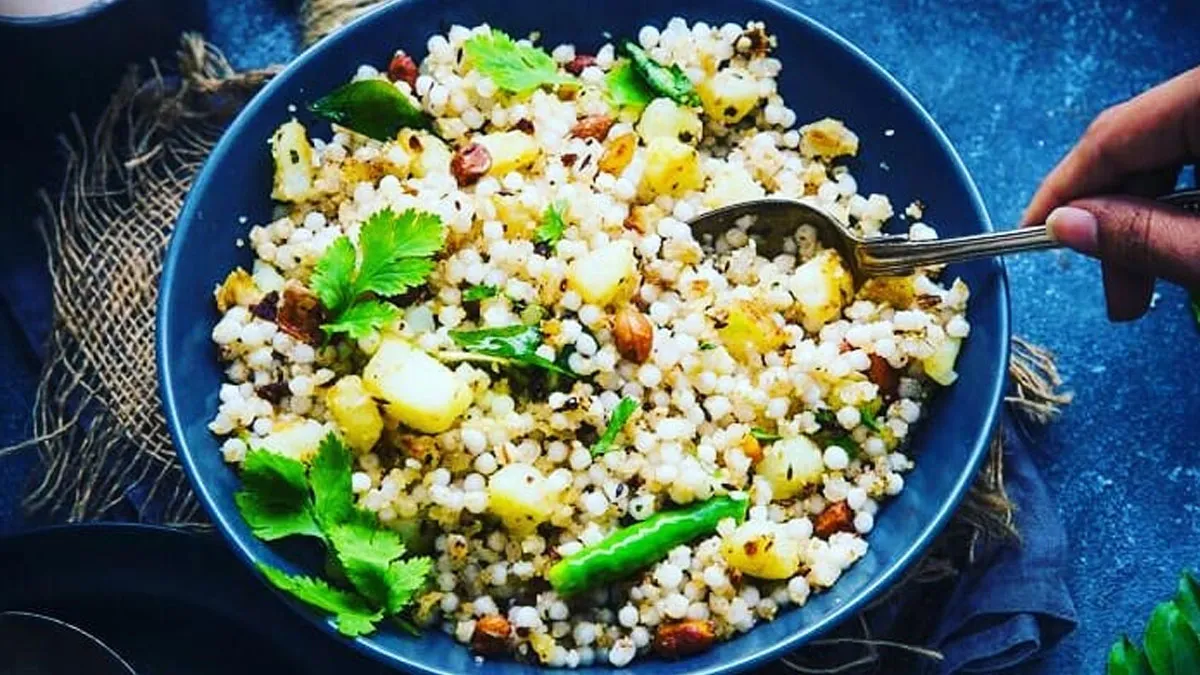 Navratri Vrat Recipe: नवरात्रि के व्रत पर खाएं हेल्दी साबुदाना खिचड़ी, ये रहा बनाने का आसान सा तरीका- India TV Hindi