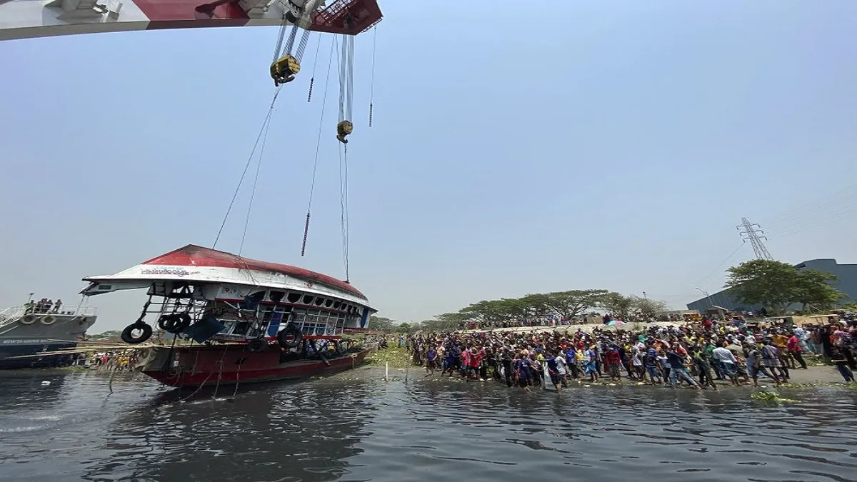 बांग्लादेश में मालवाहक जहाज से टक्कर के बाद यात्री जहाज डूबा, 27 लोगों की मौत- India TV Hindi