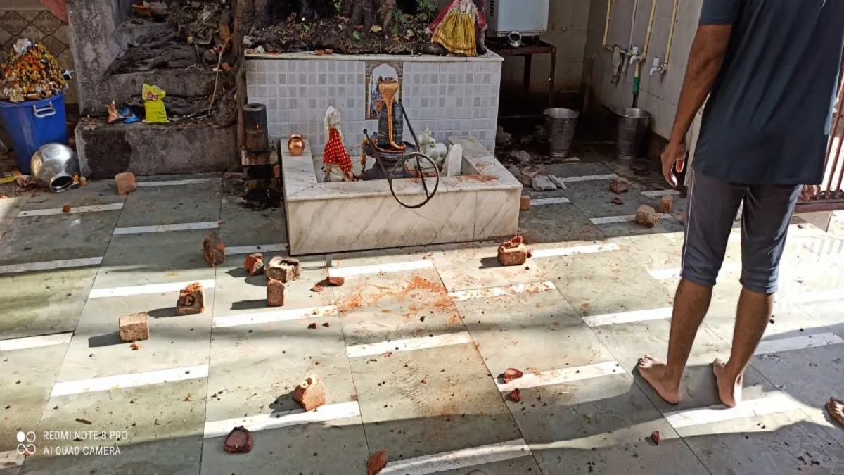 भगवान से बदले की आग में युवक ने मंदिर में की जमकर तोड़फोड़, बोला- तुमने मुझे भिखारी बना दिया- India TV Hindi