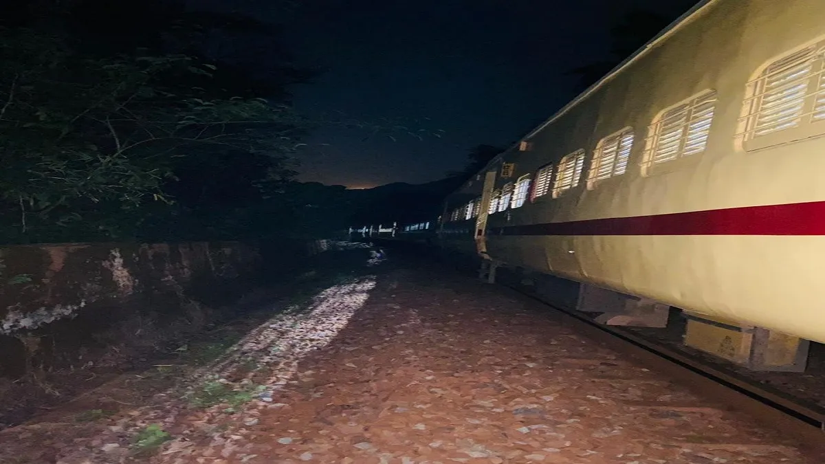 Train derailed by naxals in Chhattisgarh नक्सलियों का दुस्साहस! अब पटरी से उतारी ट्रेन, सभी यात्री स- India TV Hindi
