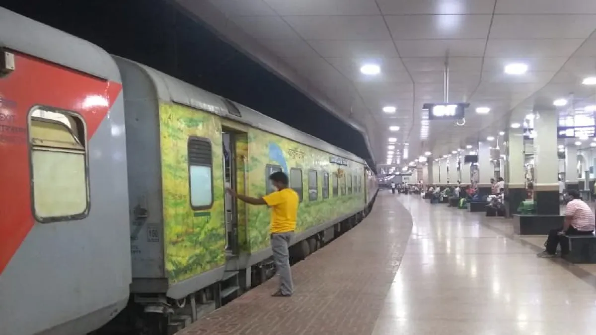indian railways new delhi amritsar shatabdi jammu duranto godda humsafar train time भारतीय रेलवे ने - India TV Hindi
