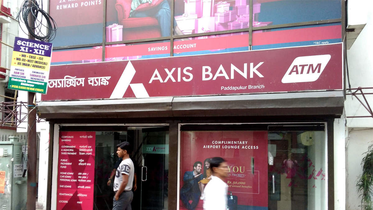 axis bank revises average minimum balance amount for saving account holders | axis bank में महंगा हुआ खाता मेंटेन करना, मिनिमम बैलेंस 50 प्रतिशत बढ़ा atm से निकासी भी महंगी - india