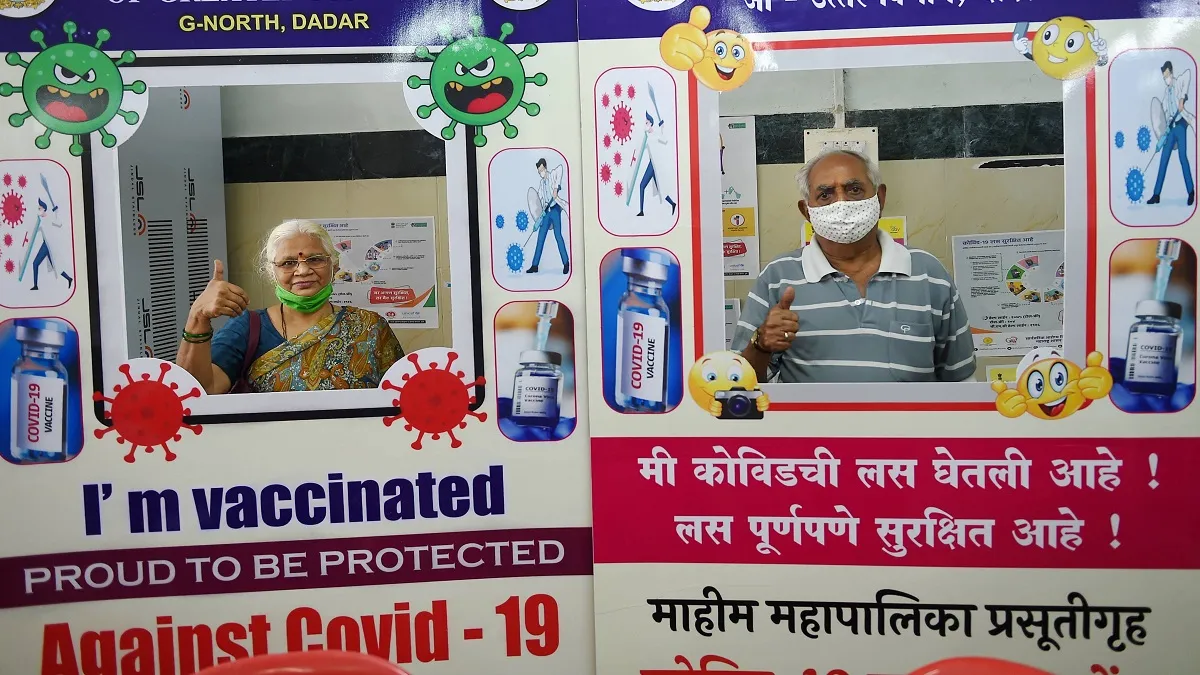 more than 43 lakh given corona vaccine in a day Corona: एक दिन में 43 लाख लोगों को लगी वैक्सीन, साल - India TV Hindi