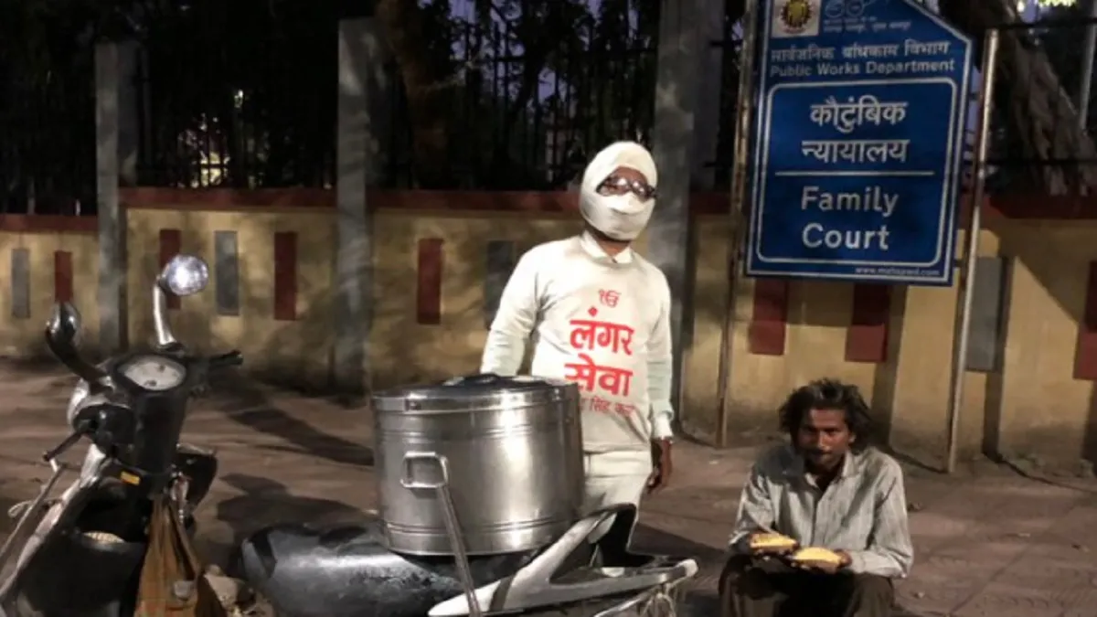 sikh man feeding people- India TV Hindi