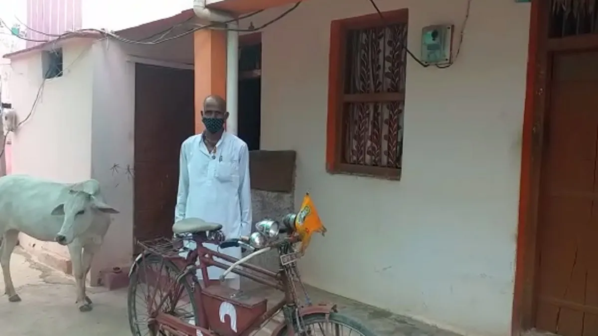 man ride bicycle for 13 hours to wife's last rite indore to agar madhya pradesh पत्नी की मौत, 13 घंट- India TV Hindi