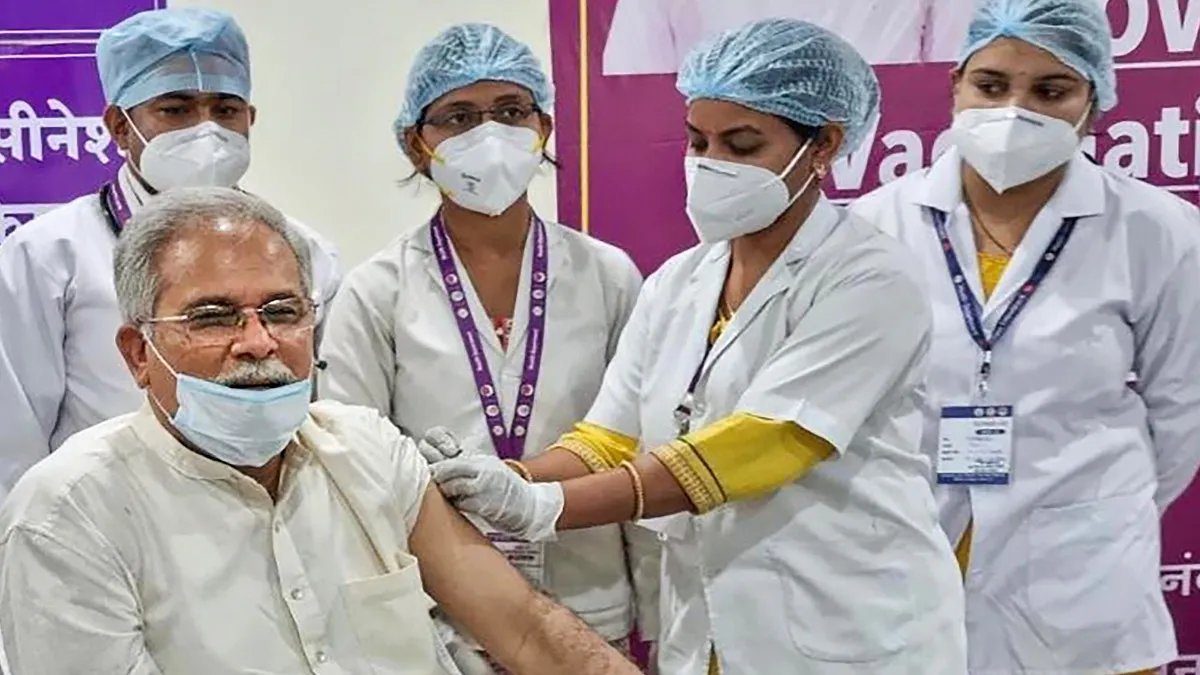 कोरोना का टीका लगवाते हुए सीएम भूपेश बघेल- India TV Hindi