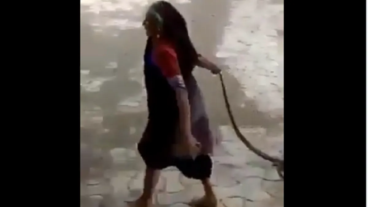 old woman with snake- India TV Hindi
