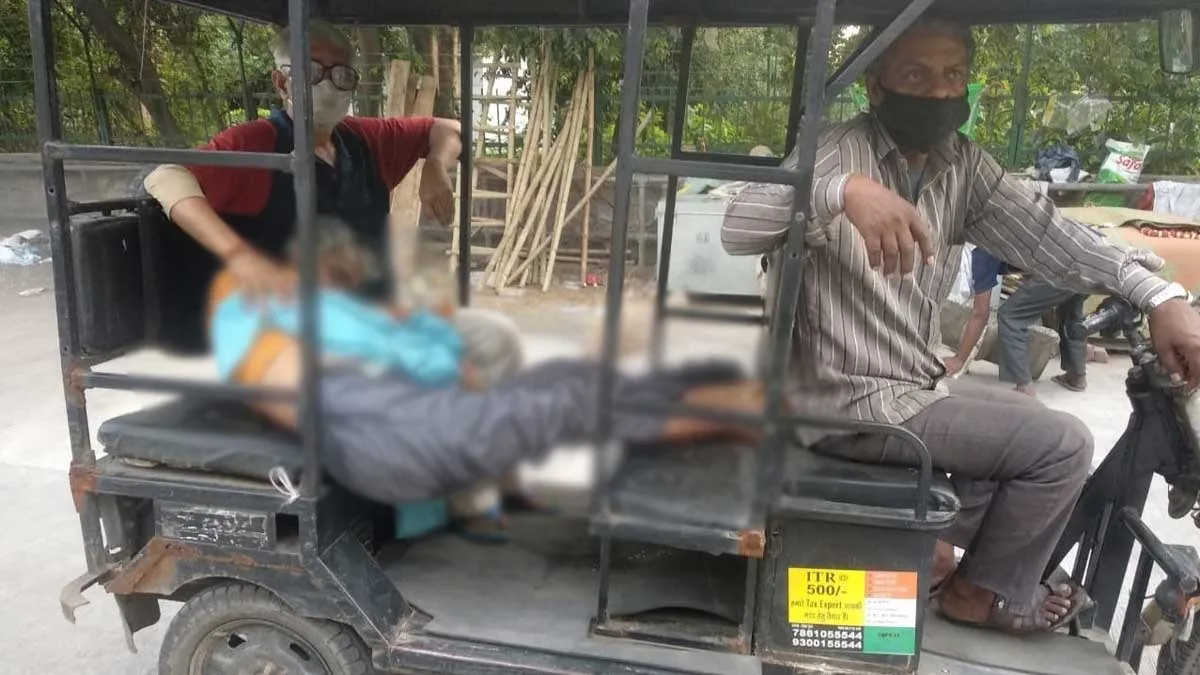 मजबूरी में ई-रिक्शा में पर श्मशान घाट ले जाना पड़ा शव, नहीं थे अंतिम संस्कार के पैसे- India TV Hindi