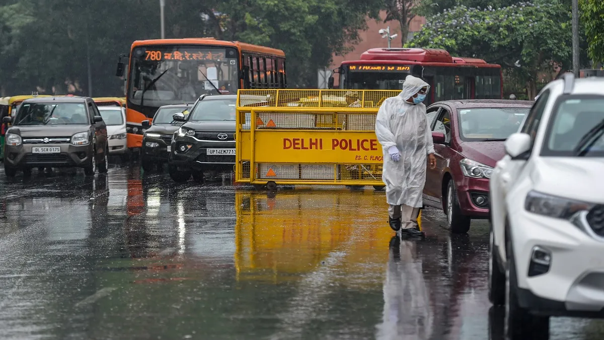 दिल्ली में 70 साल पुराना रिकॉर्ड टूटा, भारी बारिश से गिरा तापमान- India TV Hindi