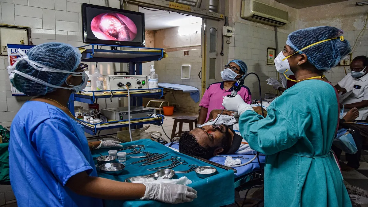 कोरोना की दूसरी लहर में देशभर में 420 डॉक्टरों की हुई मौत, दिल्ली में 100 की गई जान- India TV Hindi