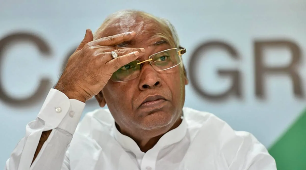 Mallikarjun Kharge urges PM to convene all-party meeting to collectively tackle COVID- India TV Hindi