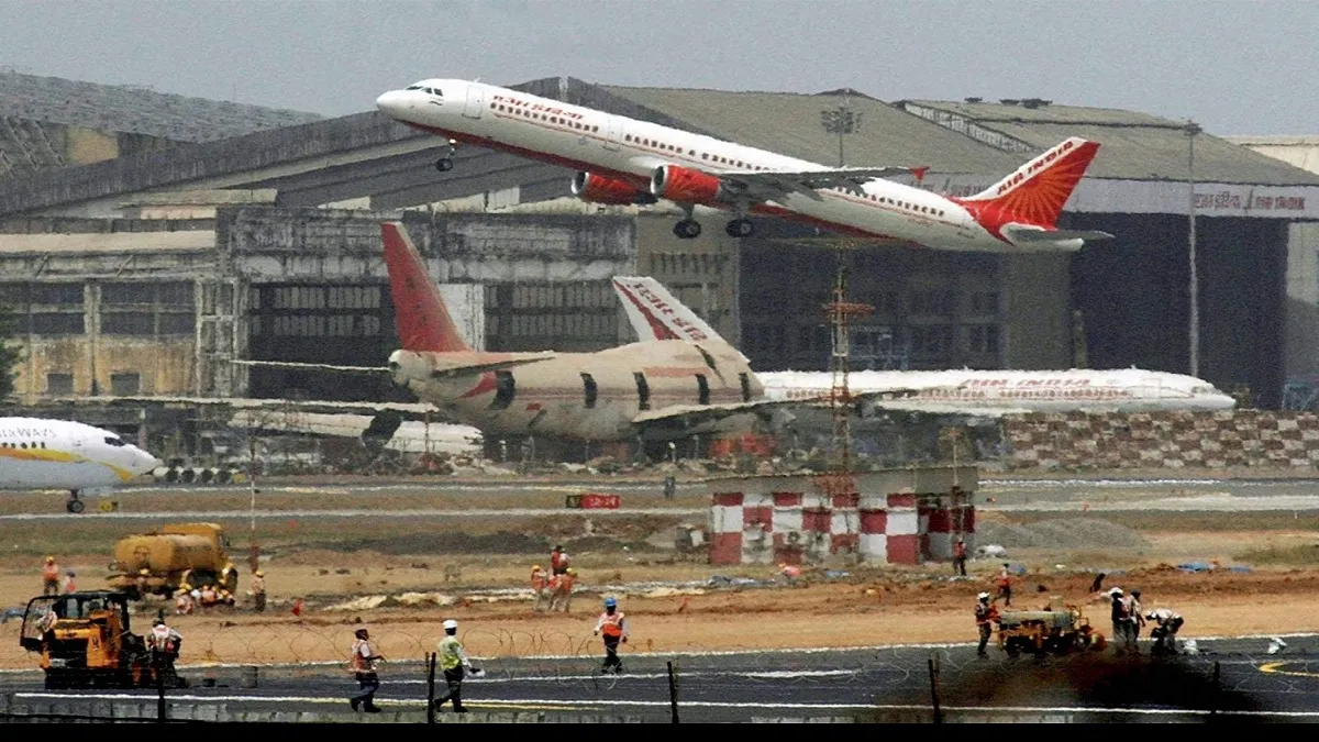 मुंबई हवाईअड्डे पर 11 घंटे के निलंबन बाद उड़ानों का परिचालन शुरू- India TV Hindi