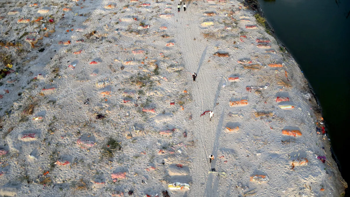 प्रयागराज में गंगा किनारे रेत में क्यों दफनाए गए शव? India TV ने की तहकीकात- India TV Hindi