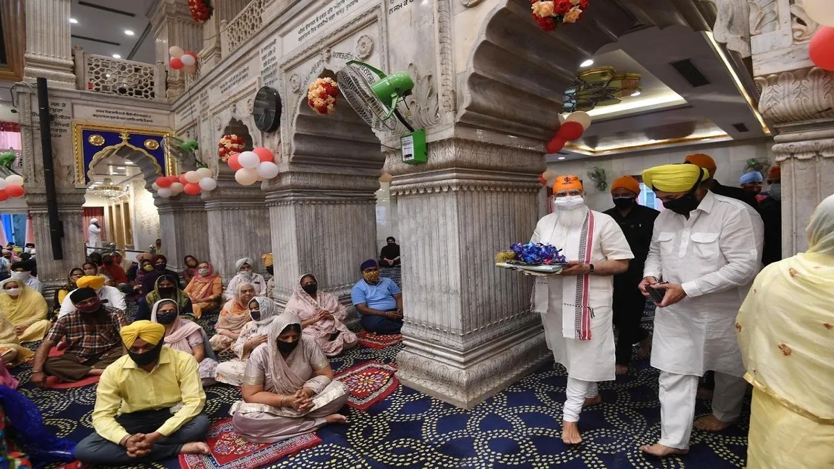 Prime Minister Narendra Modi visited Gurudwara Sis Ganj Sahib in Delhi  अचानक शीशगंज गुरुद्वारे पहुं- India TV Hindi