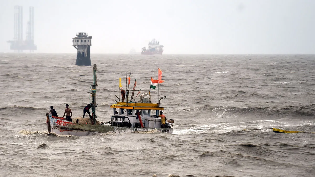 समुद्री तूफान में...- India TV Paisa