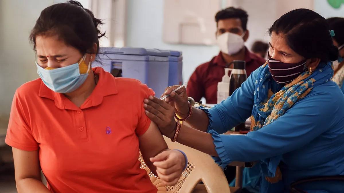 बच्चे को अपना दूध पिलाने वाली मां भी लगवा सकती है वैक्सीन, गर्भवती महिलाओं पर अभी फैसला नहीं: एक्सपर- India TV Hindi
