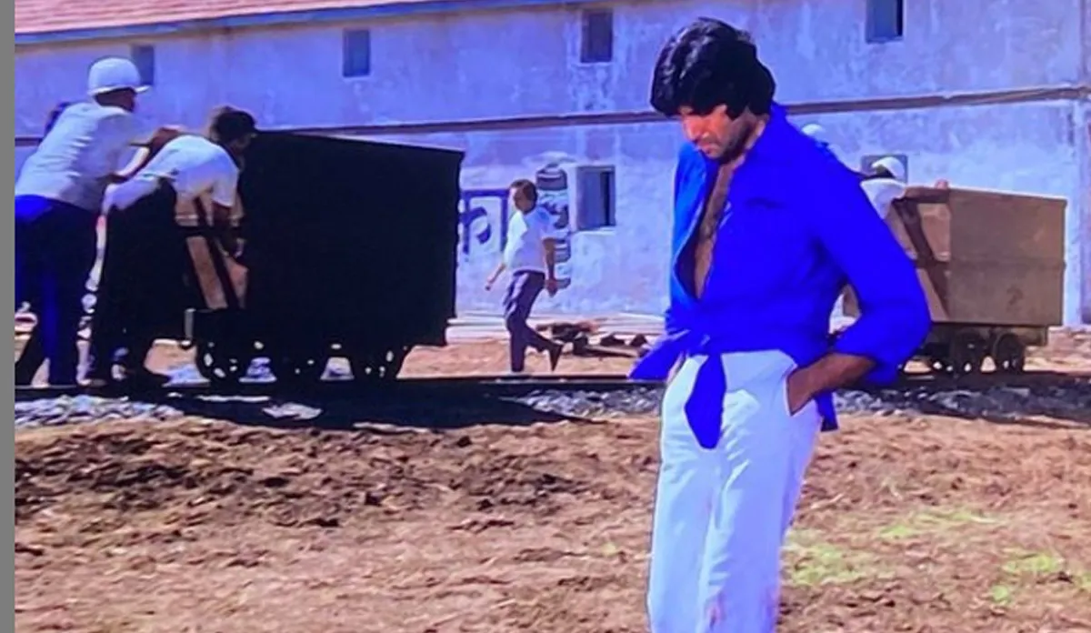 अमिताभ बच्चन से मजबूरी में जो लगाई थी शर्ट में गांठ, वहीं बन गया फैशन, एक्टर से जानें पूरा किस्सा- India TV Hindi