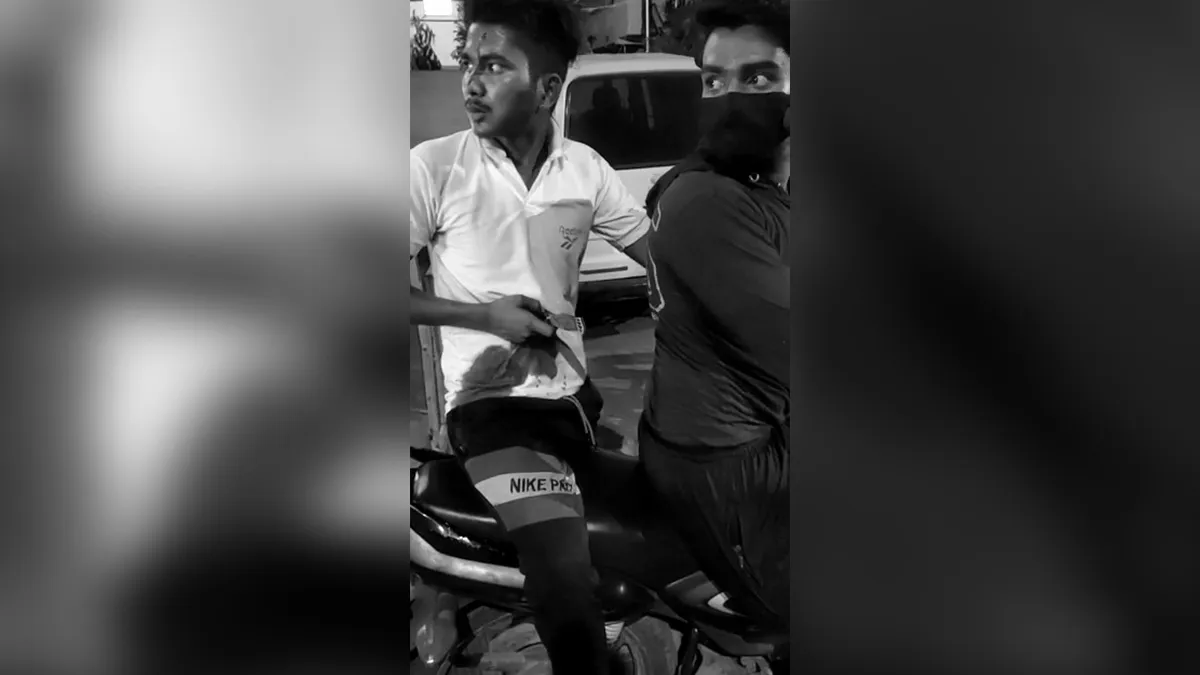 man reaches police station after salman stabs him पेट में घुसा हुआ था चाकू, पीड़ित पहुंच गया थाने, प- India TV Hindi