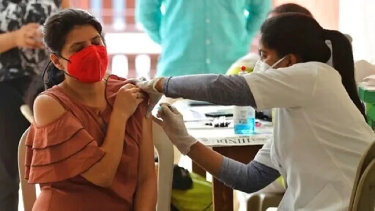 Covid 19 Vaccination: जानिए कोरोना का टीका लगाने के बाद कुछ लोगों में क्यों दिखते हैं दुष्प्रभाव?- India TV Hindi