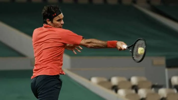 Roger Federer reached the fourth round of the French Open after a tough struggle- India TV Hindi