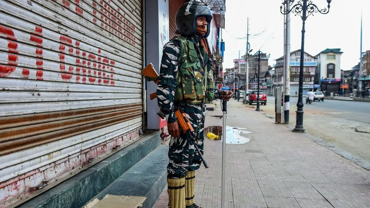 जम्मू-कश्मीर में आतंकवाद संबंधित हिंसा करीब 50 प्रतिशत घटी है: सैन्य अधिकारी- India TV Hindi