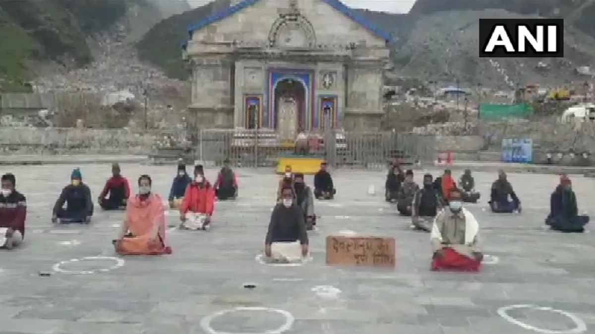 Why priests of Kedarnath mandir are protesting क्यों केदारनाथ मंदिर के सामने बैठकर पुजारी कर रहे हैं- India TV Hindi