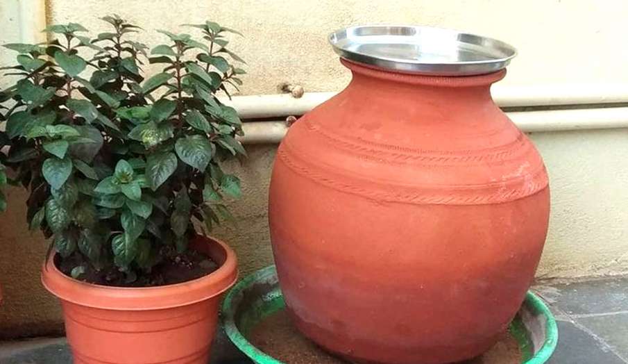 Vastu tips for water pot keep earthen pot matka in north direction for happiness - India TV Hindi News