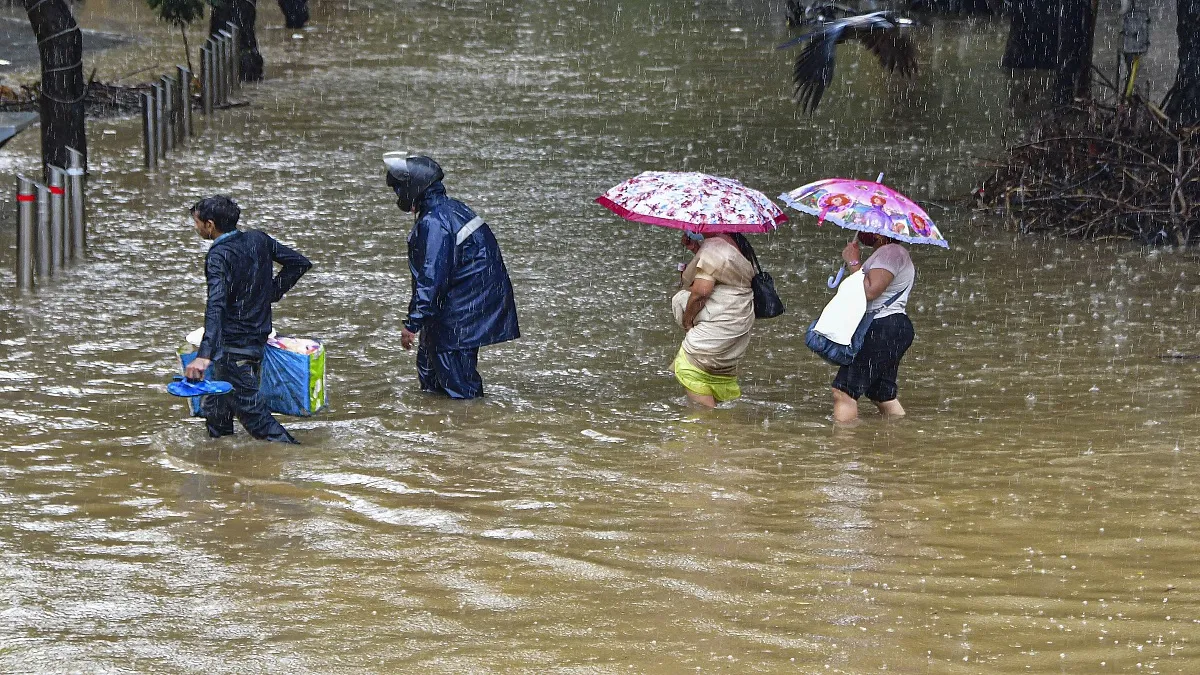  दो दिनों तक लगातार बारिश के बाद मुंबई वासियों को मिली थोड़ी राहत- India TV Hindi