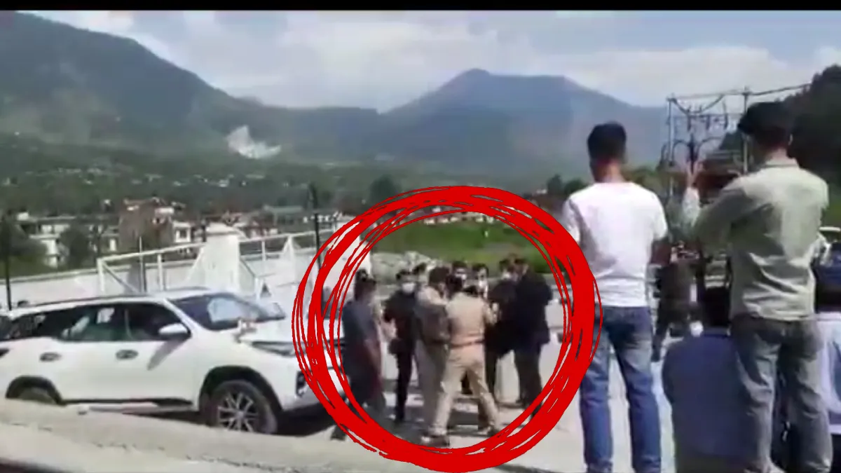 CM की सुरक्षा में तैनात ऑफिसर ने SP को मारी लात- India TV Hindi